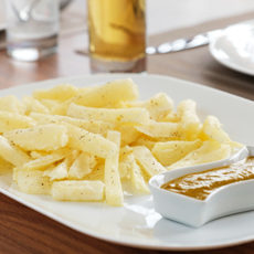 Yuca al horno con salsa de aguacate